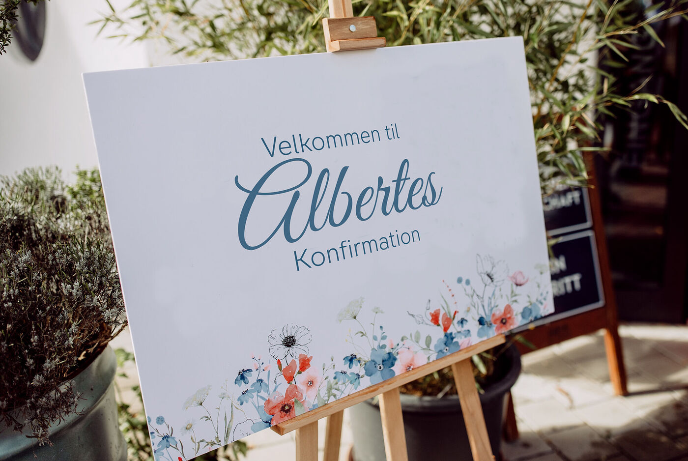 Velkomstskilt til Alberts konfirmation med florale motiver.
